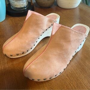 Kelsi Dagger Pink Suede Journal Studded Clogs 8